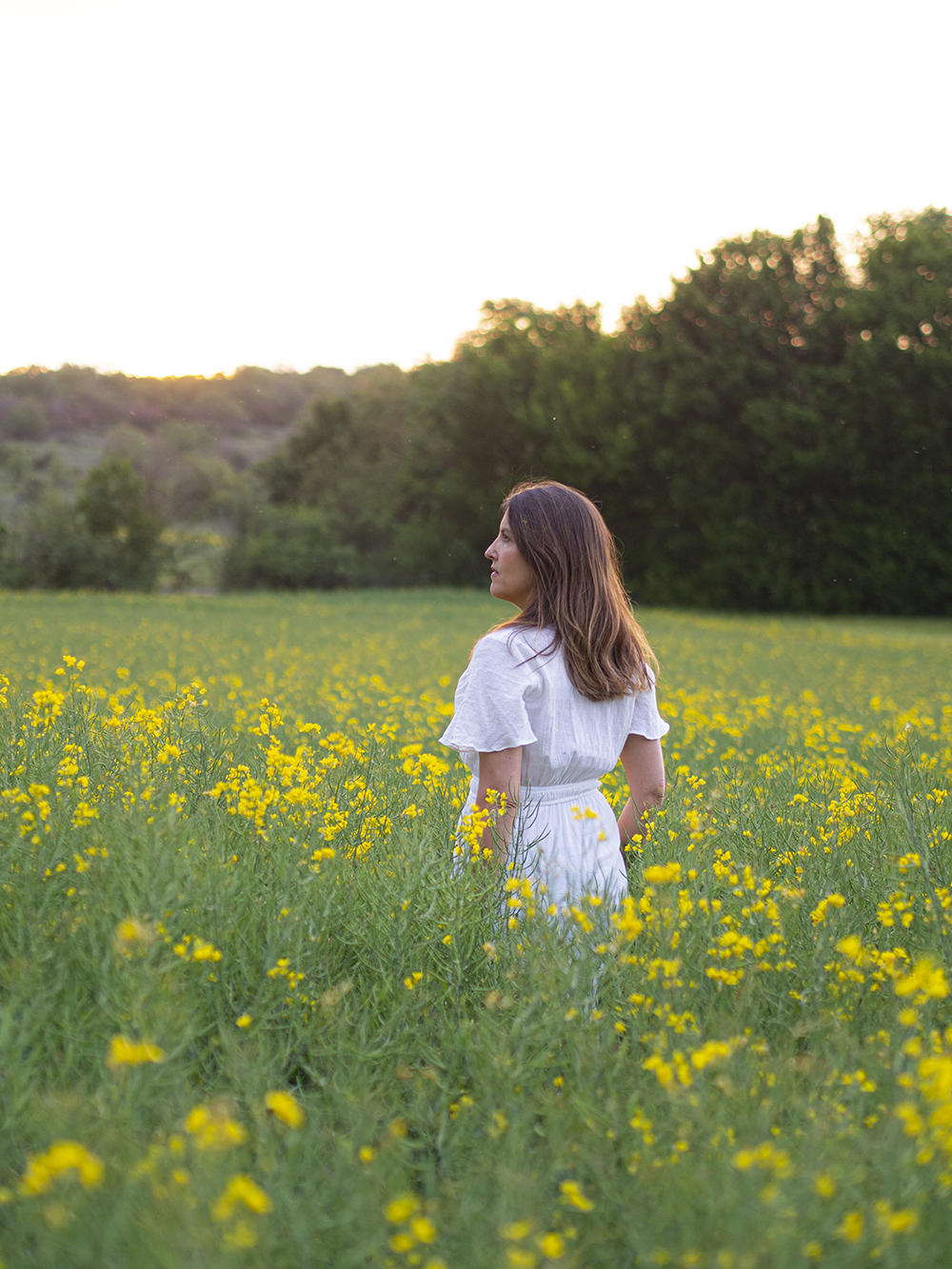 Una mesa campestre entre campos de colza para celebrar el amor_30